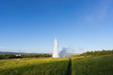 İzlanda 'da Strokkur Gayzer Patlaması