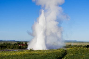 İzlanda 'da Strokkur Gayzer Patlaması