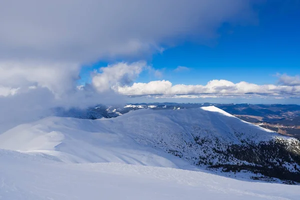 Зимний пейзаж с горным массивом — стоковое фото