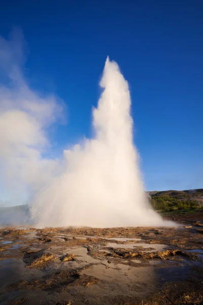 在冰岛间歇泉的喷发 — 图库照片
