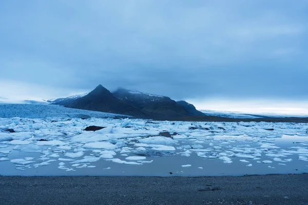 氷河湖 Fjallsarlon、Icelan での流氷のある風景します。 — ストック写真