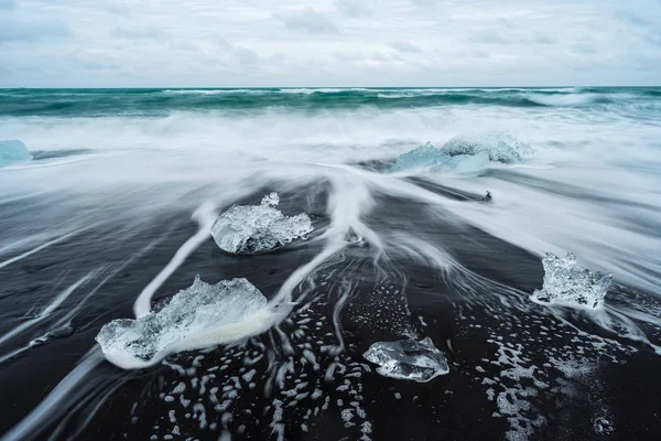 Ghiaccio sulla spiaggia con sabbia nera in Islanda — Foto Stock