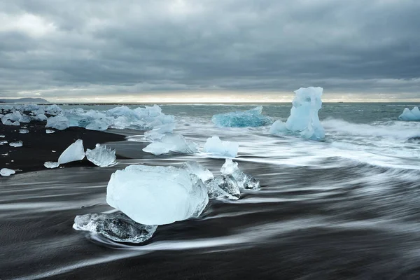 Jég a strandon, a fekete homok, Izland — Stock Fotó
