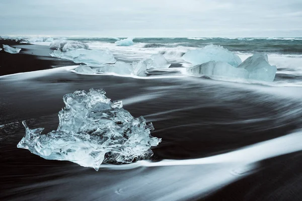 Ghiaccio sulla spiaggia con sabbia nera in Islanda — Foto Stock