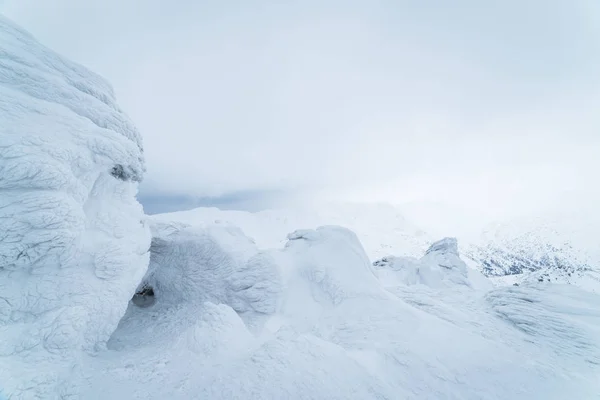 Vinterlandskap med rimfrost på en sten — Stockfoto