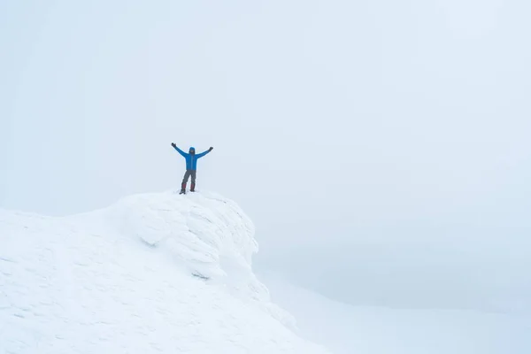 Turista em montanhas de inverno — Fotografia de Stock