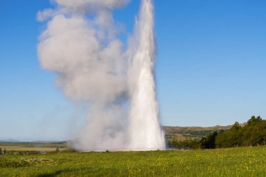 İzlanda 'da Strokkur Gayzer Patlaması