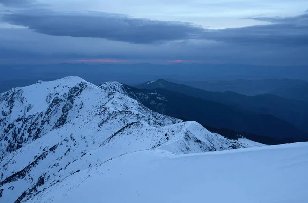 山区海上日落的冬景 — 图库照片