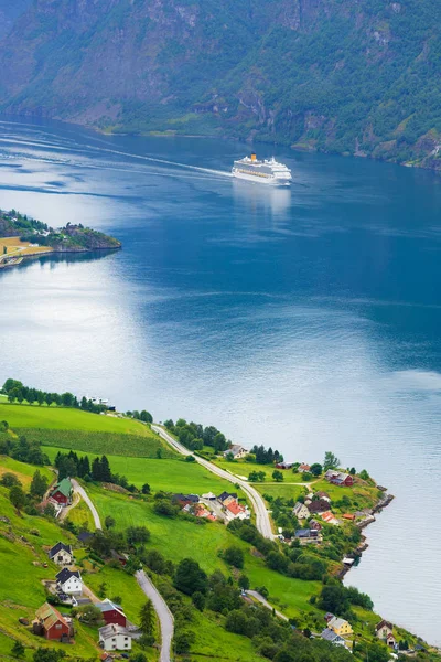 Nave da crociera nelle acque di Aurlandsfjord, Norvegia — Foto Stock