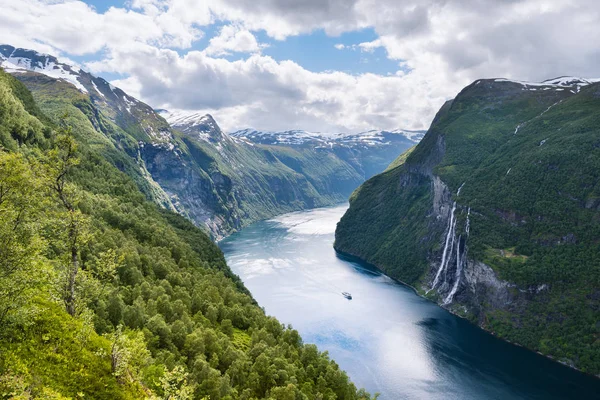 Zomer landschap met fjord en waterval, Noorwegen — Stockfoto