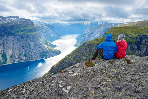 Modré jezero v Norsku poblíž Trolltunga — Stock fotografie