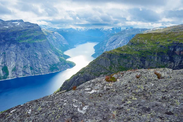 Nézd a Trolltunga szikláról, Norvégia — Stock Fotó