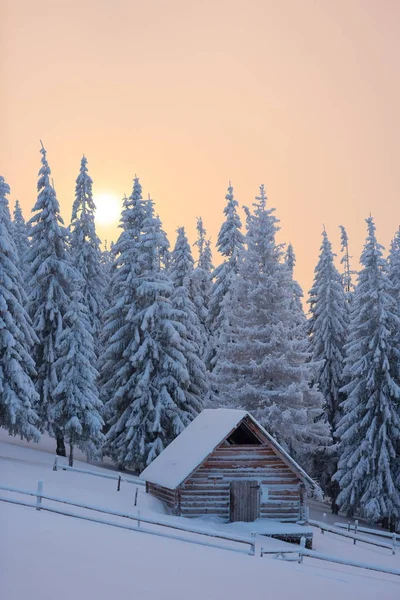 Winter landscape with wooden house in the mountains — Stock Photo, Image