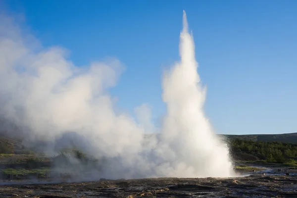 Strokkur Geyser uitbarsting in IJsland — Stockfoto