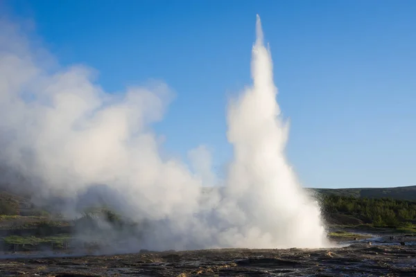 아이슬란드에서 Strokkur 간헐천 분화 — 스톡 사진