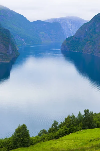 Aguas de Aurlandsfjord, Noruega — Foto de Stock