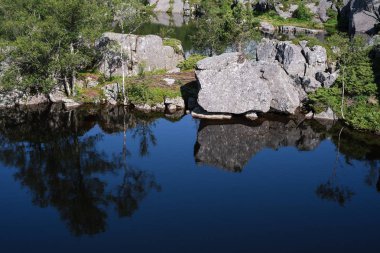 Dağ gölü Preikestolen, Norveç için yolda
