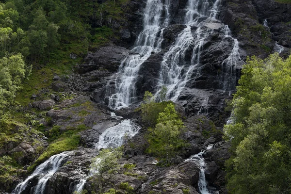 Şelale kadar yakın