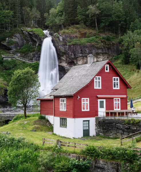Steinsdalsfossen - cascadas en Noruega — Foto de Stock