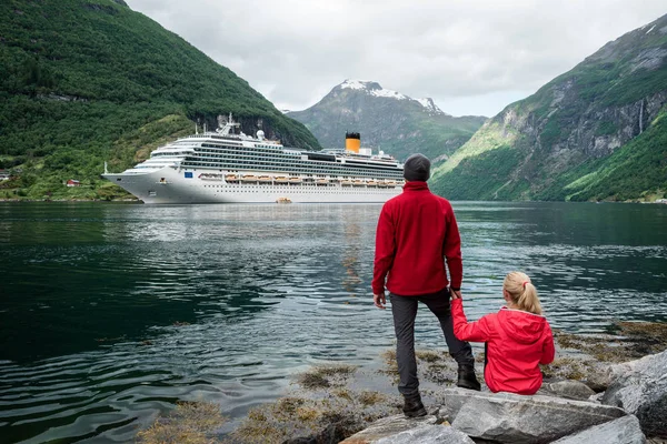 Cruise liner'in Geirangerfjord, Norveç — Stok fotoğraf
