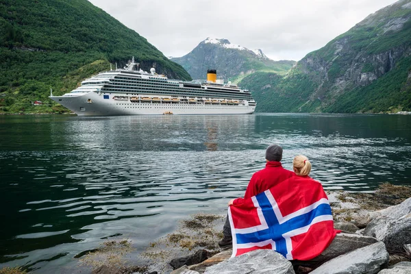 Pareja en la orilla del fiordo mira un crucero, Noruega — Foto de Stock