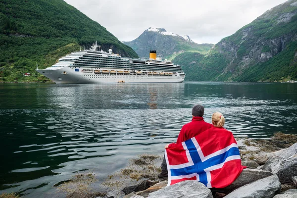 Coppia sulla riva del fiordo guarda una nave da crociera, Norvegia — Foto Stock