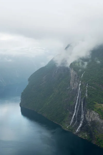 Paesaggio estivo con fiordo e cascata, Norvegia — Foto Stock