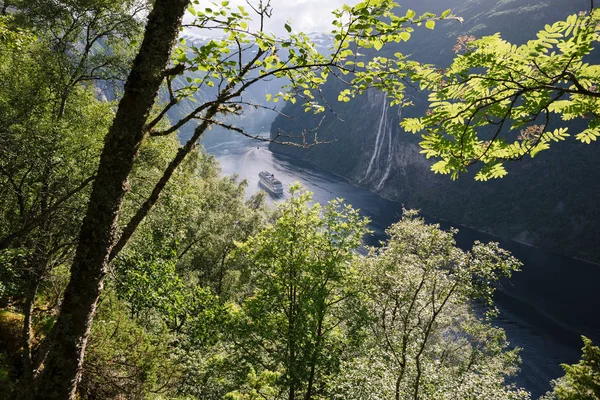 Vista sobre fiorde e cachoeira, Noruega — Fotografia de Stock