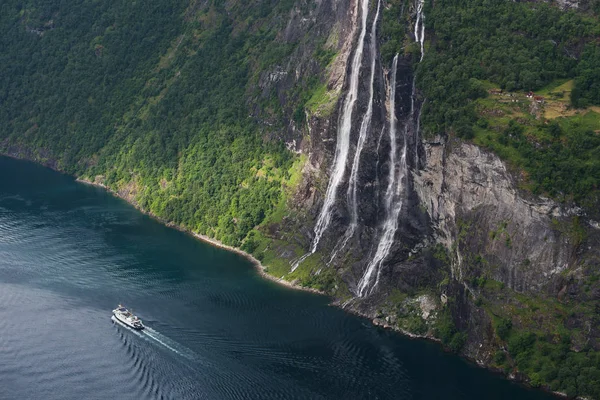 Nyári táj fjord és vízesés, Norvégia — Stock Fotó