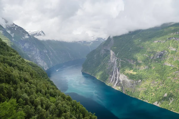 Nyári táj fjord és vízesés, Norvégia — Stock Fotó