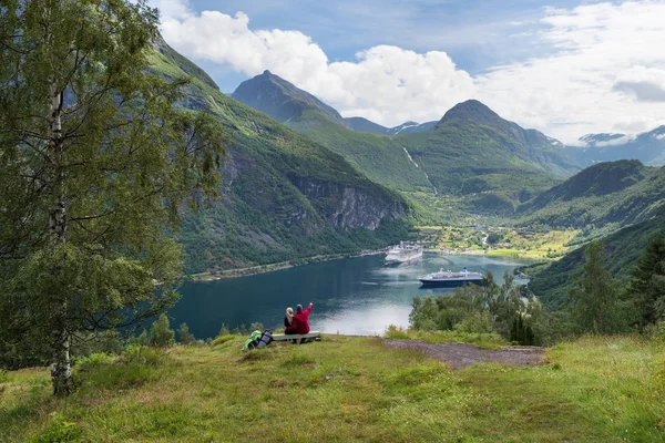 Pareja enamorada sueña con un crucero en Noruega — Foto de Stock