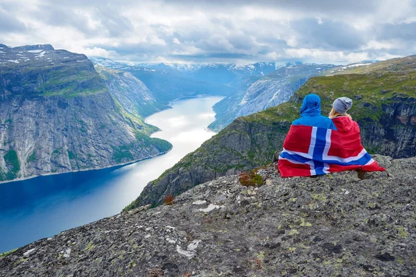 Синє озеро в Норвегії поблизу язик троля — стокове фото