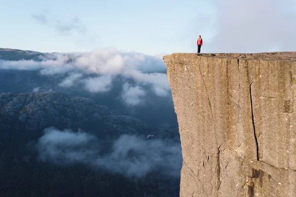 Preikestolen (Pulpit Rock) en Lysefjord, Noruega — Foto de Stock