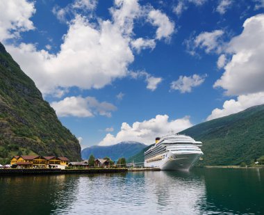 Cruise liner'in Aurlandsfjord, Norveç