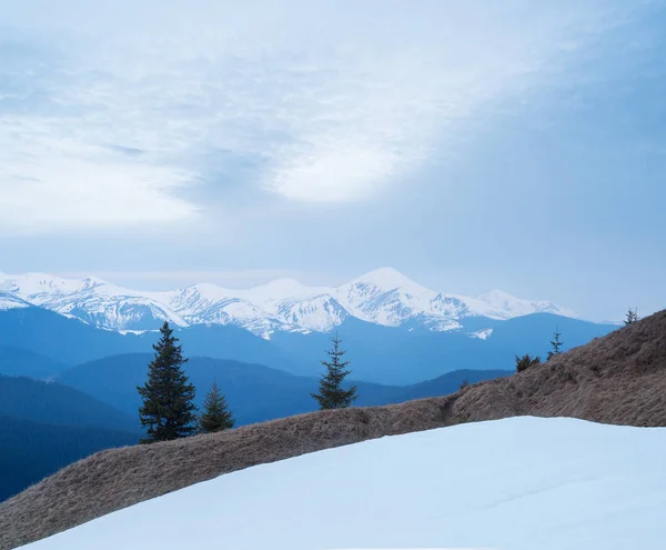 Lente landschap met bergen in bewolkt weer — Stockfoto