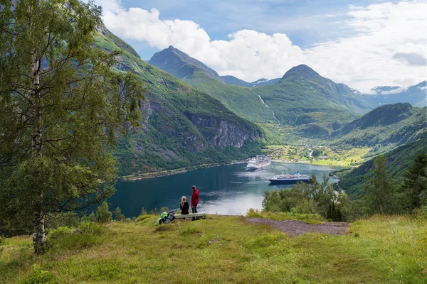 Pareja enamorada sueña con un crucero en Noruega — Foto de Stock