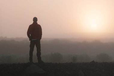 Şafak sökerken adam düşünüyor