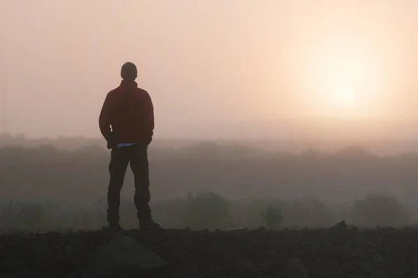 Man thinks at dawn — Stock Photo, Image