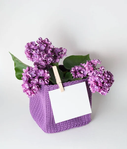 Buquê de presente de flores com congratulações — Fotografia de Stock