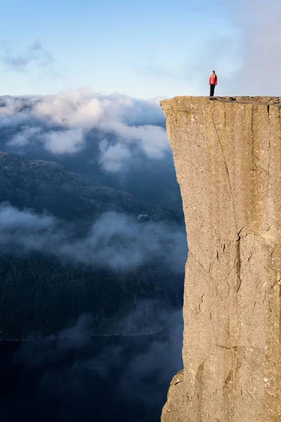 Cliff Preikestolen bij fjord Lysefjord, Noorwegen — Stockfoto