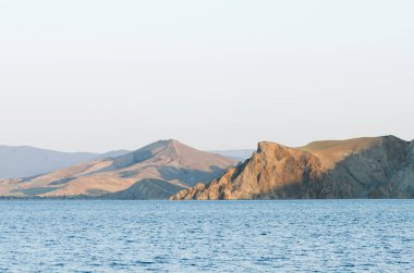 Dağ manzaralı bir deniz manzarası