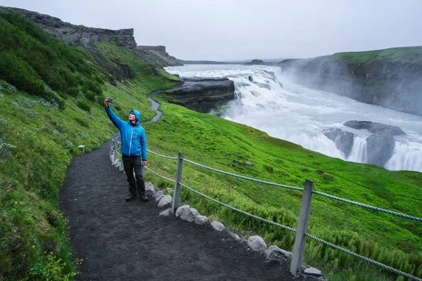 Turista em uma viagem perto da cachoeira Gullfoss na Islândia — Fotografia de Stock