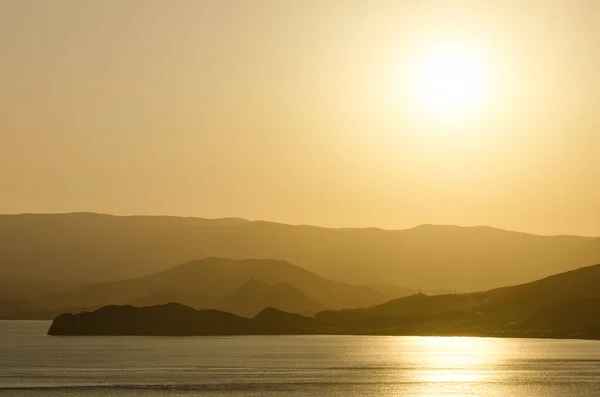 Θαλασσογραφία, με θέα τα βουνά — Φωτογραφία Αρχείου