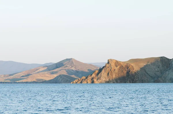 山々 の景色と海の風景 — ストック写真