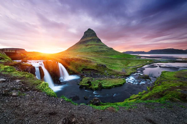 Kirkjufellsfoss - nejkrásnější vodopád na Islandu — Stock fotografie