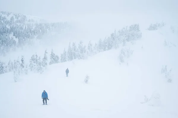Verlorene Touristen im Bergnebel im Winter — Stockfoto