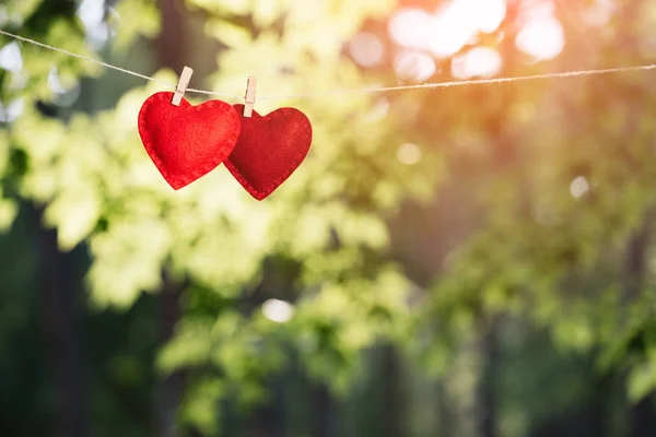 Valentijnsdag achtergrond met rode harten — Stockfoto