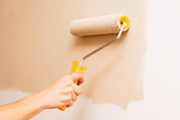 Pintar la pared con un rodillo — Foto de Stock