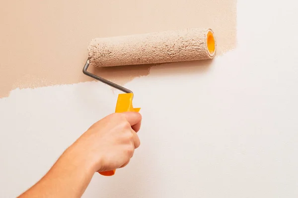Evde Tamirat Var Bir Adam Duvarları Bej Rengine Boyuyor — Stok fotoğraf
