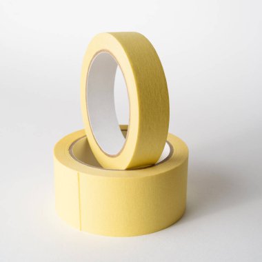 Beyaz arka planda farklı genişlikte iki ressamın kaseti. Boyama Aracı